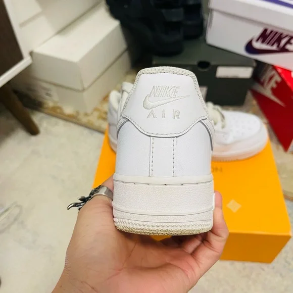 EUC Women’s Size 8 (Euro Sz 39) Nike Air Force 1 Low 07’ Sneakers Triple White - Picture 14 of 15